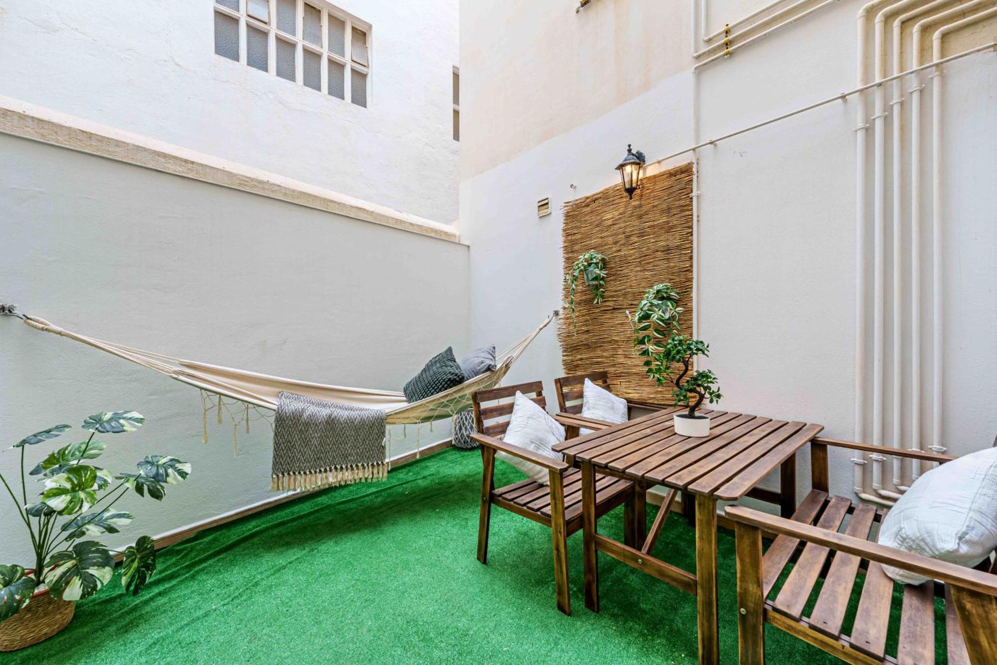 Modern Center Apartment